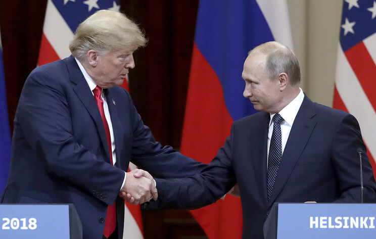 Трамп пожимает руку Путину
