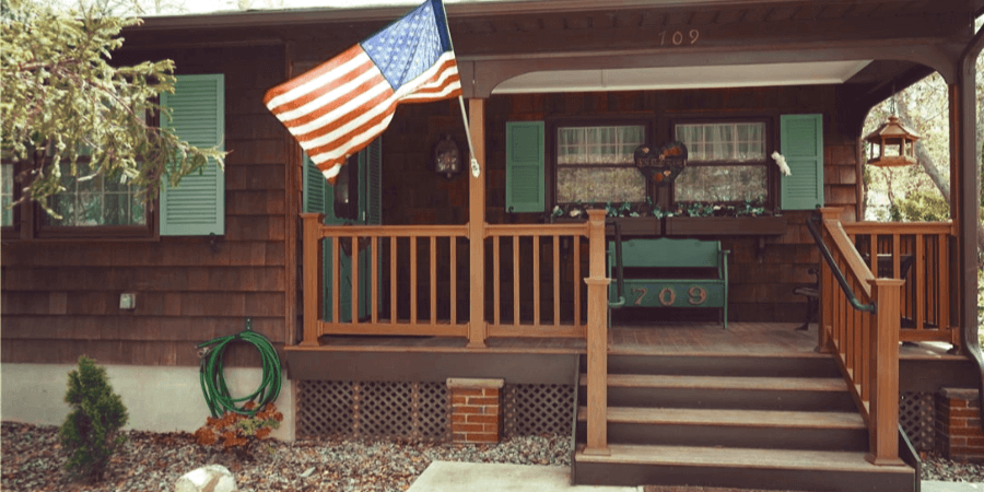 Недвижимость в США. Дом с американским флагом
