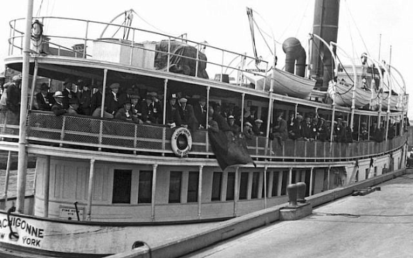 Евреи-иммигранты, прибывающие на остров Эллис, 21 Августа 1923 года