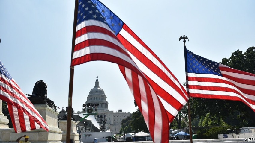 Флаги США на фоне Белого дома