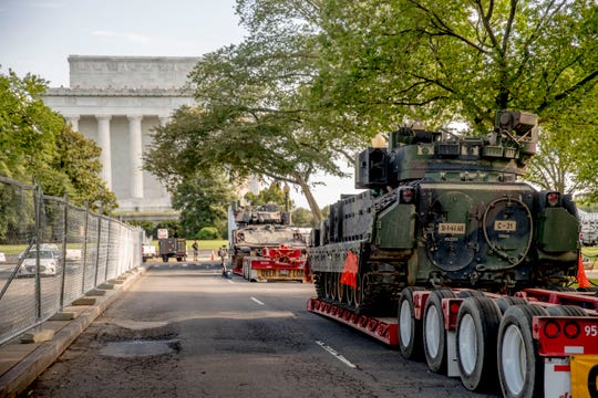 Военная техника на фоне Мемориала Линкольна