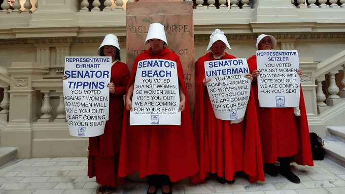 Акция против закона о запрете абортов. Рассказ служанки