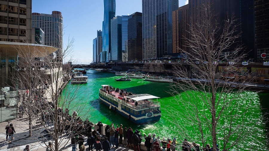 Зеленая река в Чикаго в День Святого Патрика