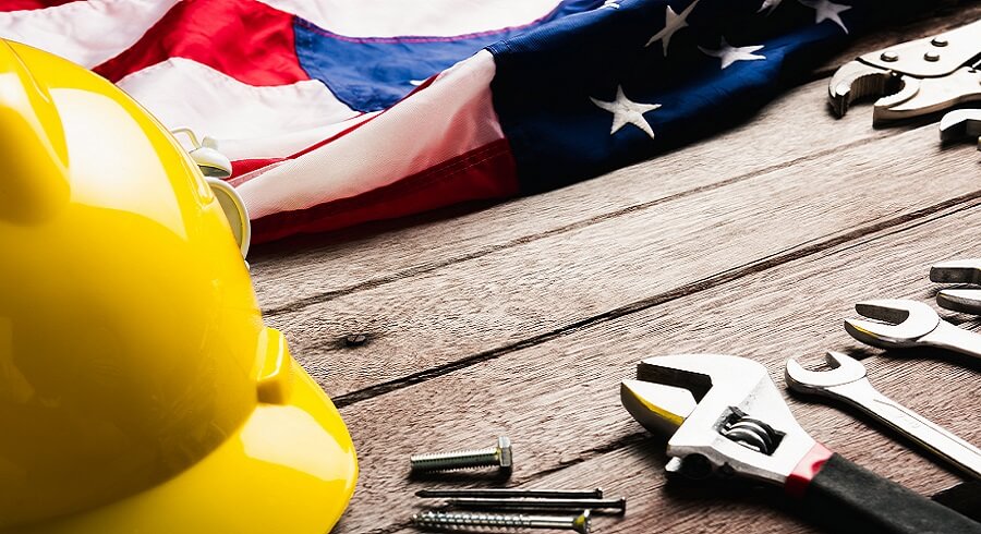 День труда в США 2020. Флаг США, каска и инструменты