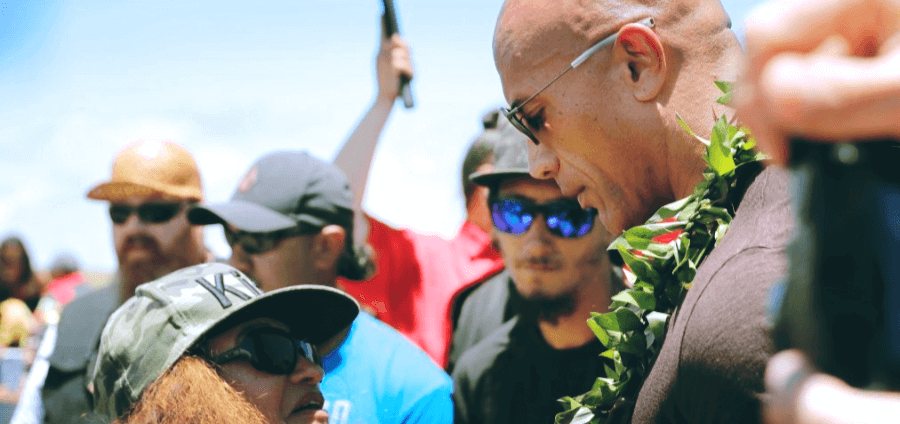 Дуэйн Джонсон принимает участие в протесте на Гавайях