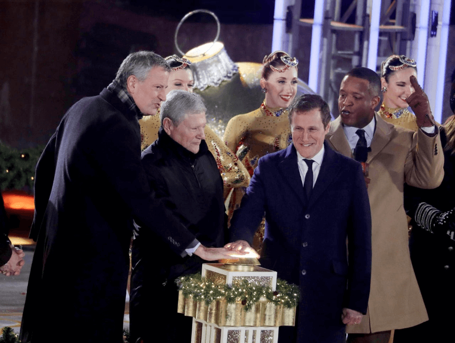 Мэр Нью-Йорка Билл Де Блазио нажимает на золотую кнопку для зажжения огней Главной рождественской елки