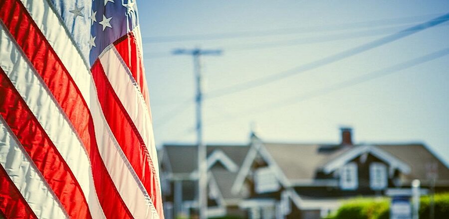 Натурализация иностранных военнослужащих в США. Американский флаг и дома в США