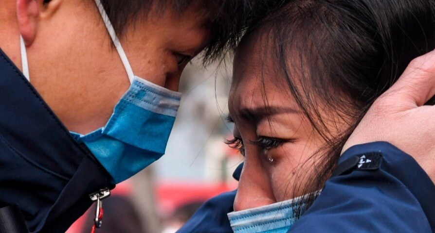 Китайский врач Лю Джун прощается с женой перед командировкой в Ухань