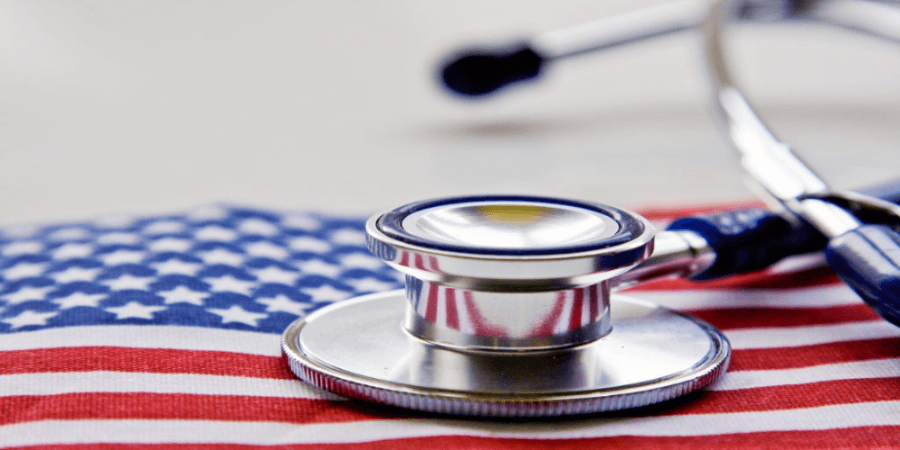 Медицинская страховка США. Флаг США и стетоскоп