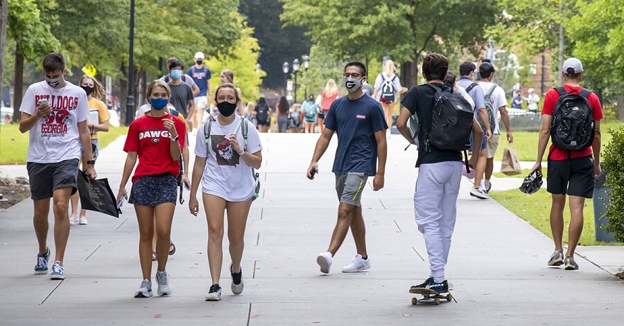Студенты США в масках в пандемию коронавируса