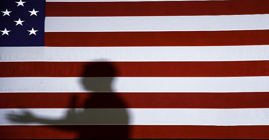 Праймериз в США. Американский флаг и тень на нем