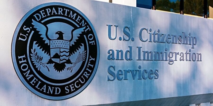 Ускоренное рассмотрение петиций в Иммиграционной службе США