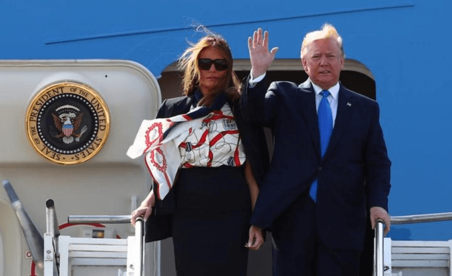 Дональд и Мелания Трамп на трапе самолета