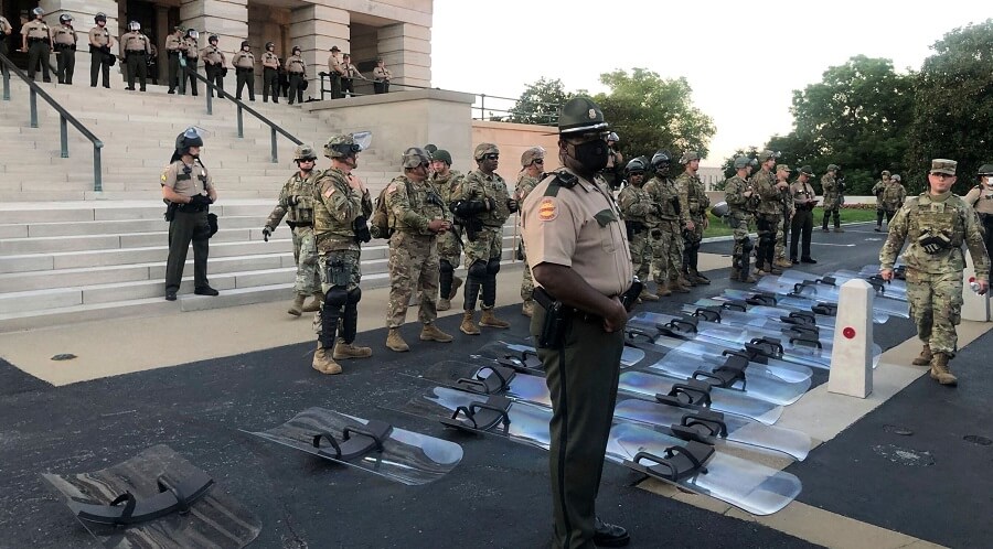 Полиция Теннесси сложила свои щиты в знак солидарности с протестующими