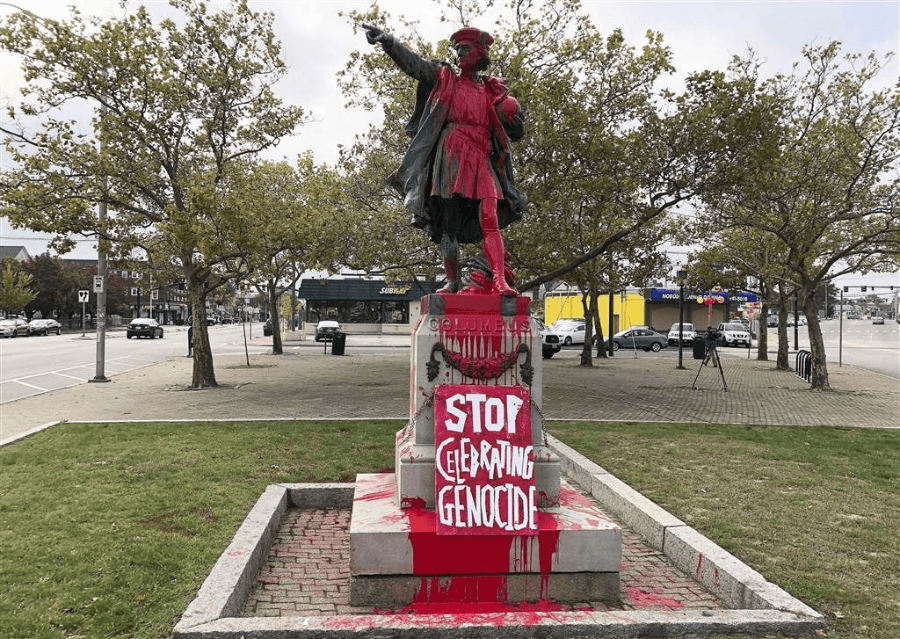 Статуя Колумба в краске. День Колумба 2019, Провиденс, США