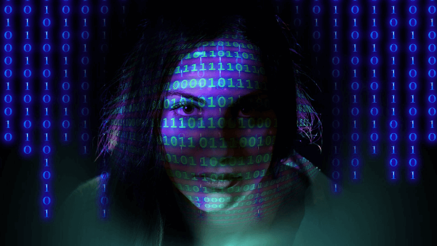 Лицо женщины и бинарный код