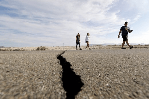 Трещины в земле после землетрясения на юге Калифорнии