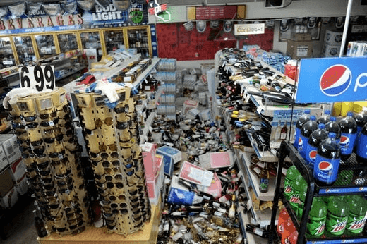 Упавшие с полок товары в магазине в эпицентре землетрясений в Калифорнии