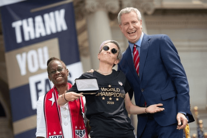Мэр Нью-Йорка вручает женской сборной по футболу ключи от города