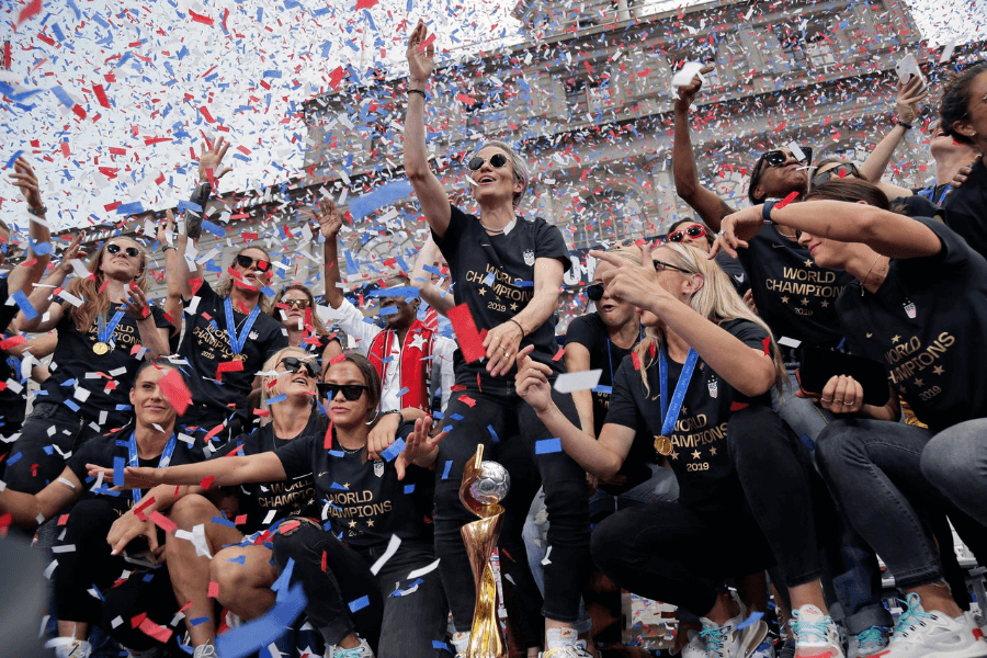 Женская сборная США по футболу празднует победу на параде в Нью-Йорке