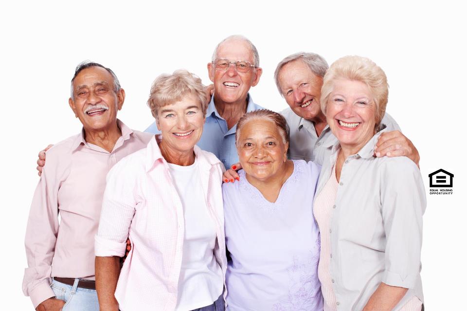 Много пожилых людей. Счастливые пенсионеры. Пожилые люди. Счастливые пожилые люди. Радостные пенсионеры.